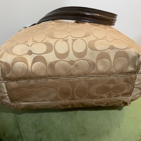 COACH Ashley Signature Shoulder Bag. In great condition! - Picture 5 of 9